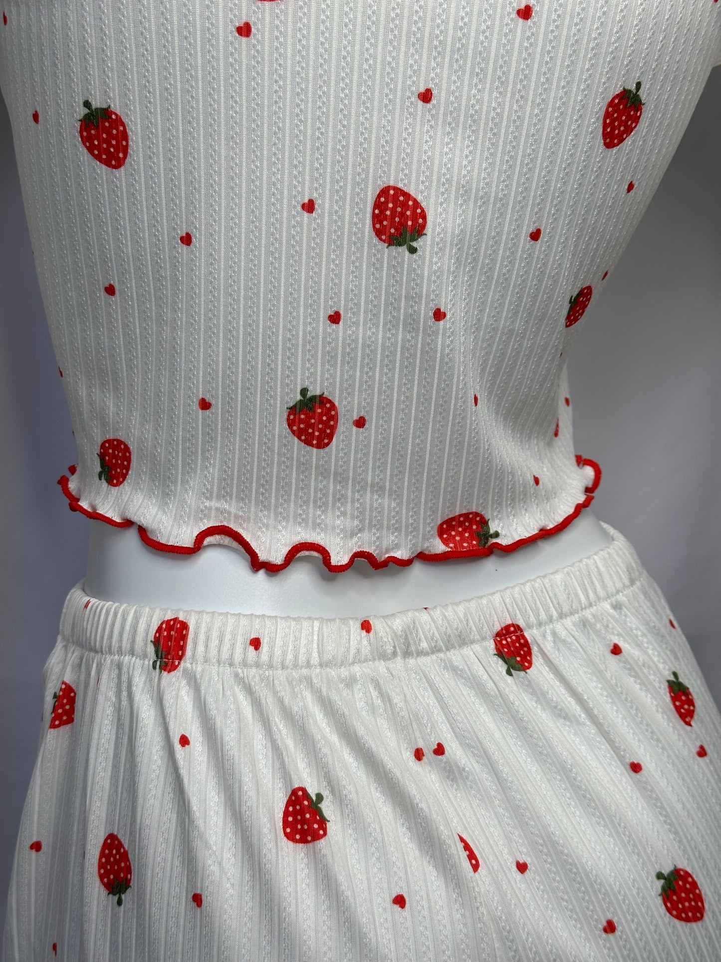 Pijama suave con estampado dulce y detalles delicados