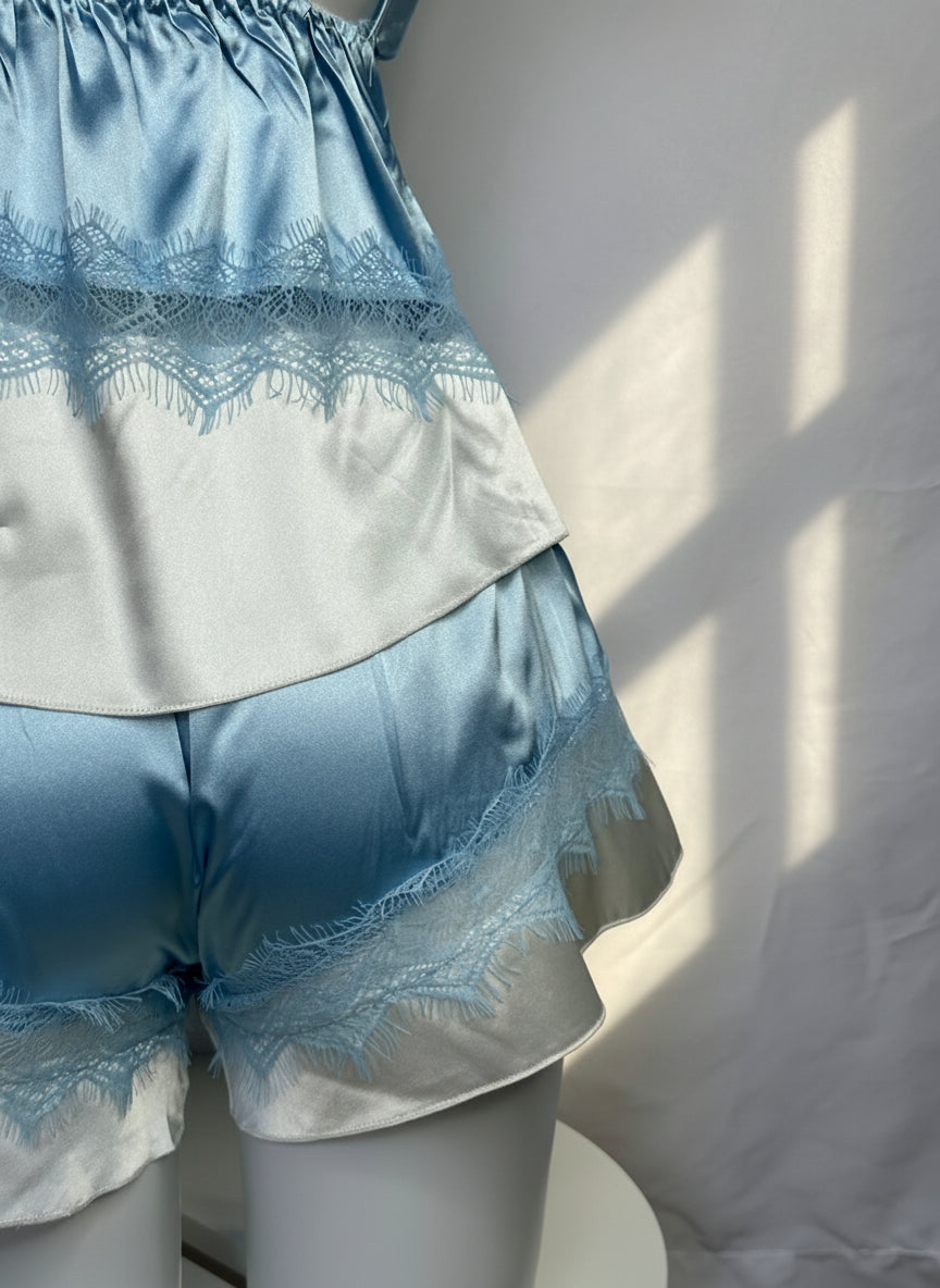 Pijama satinado con encaje delicado y caída suave