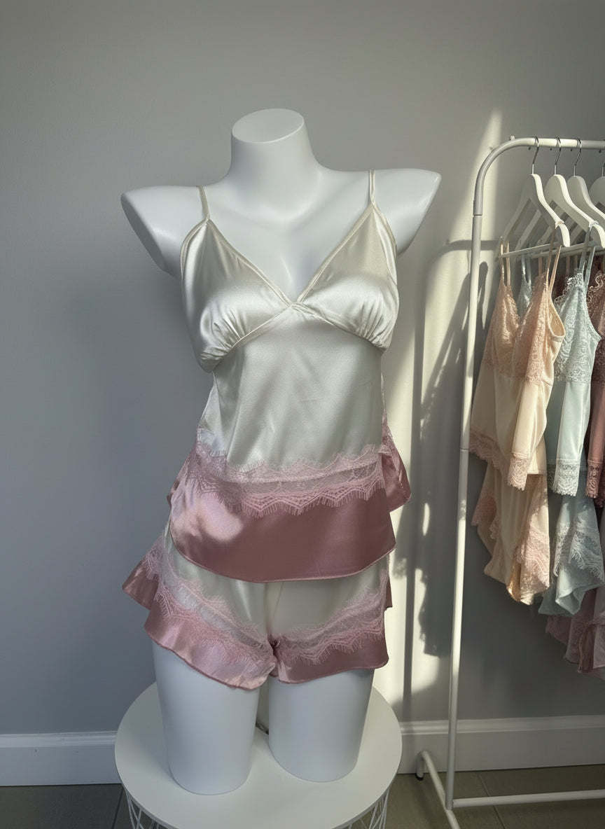 Pijama satinado con encaje delicado y caída suave