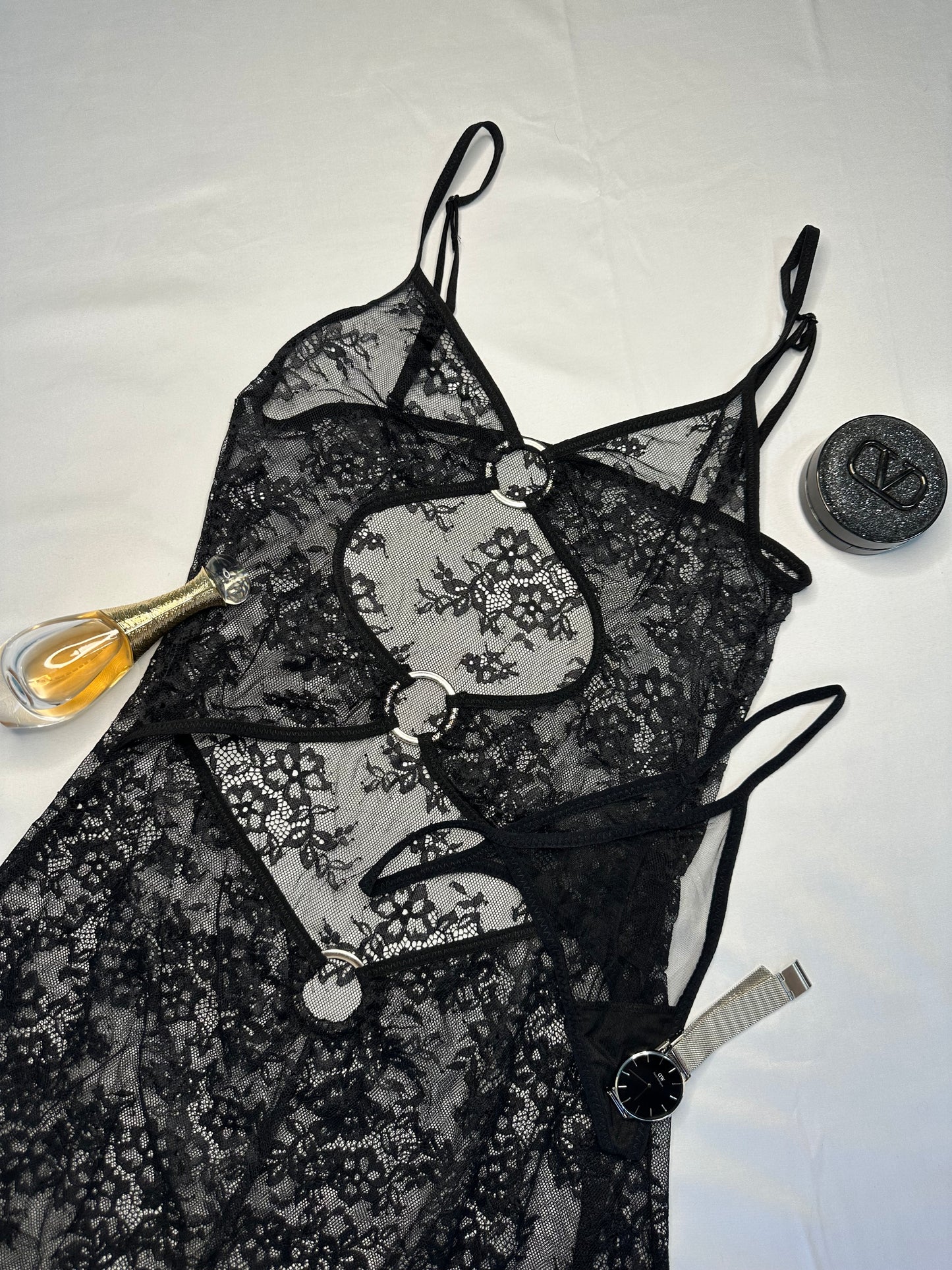 Lencería de encaje transparente con diseño floral elegante