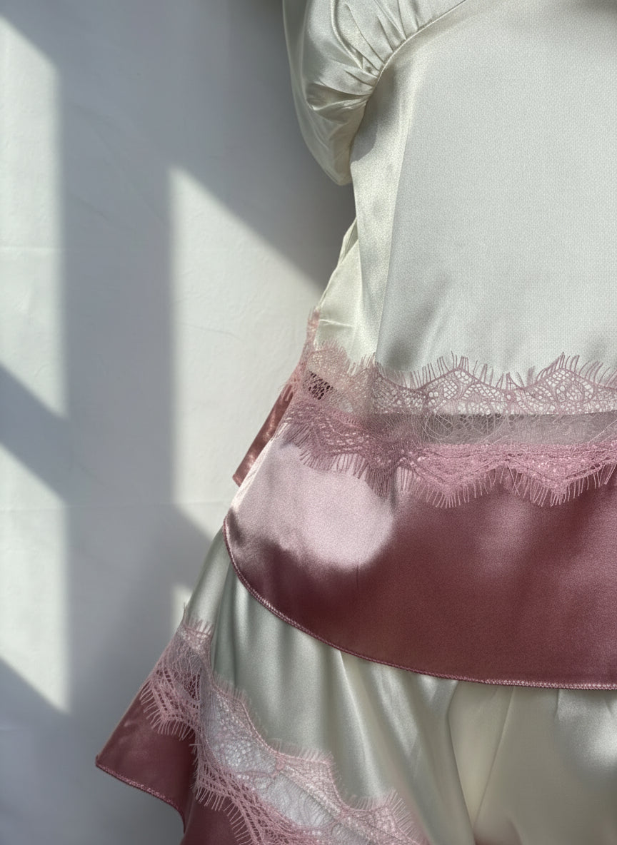 Pijama satinado con encaje delicado y caída suave