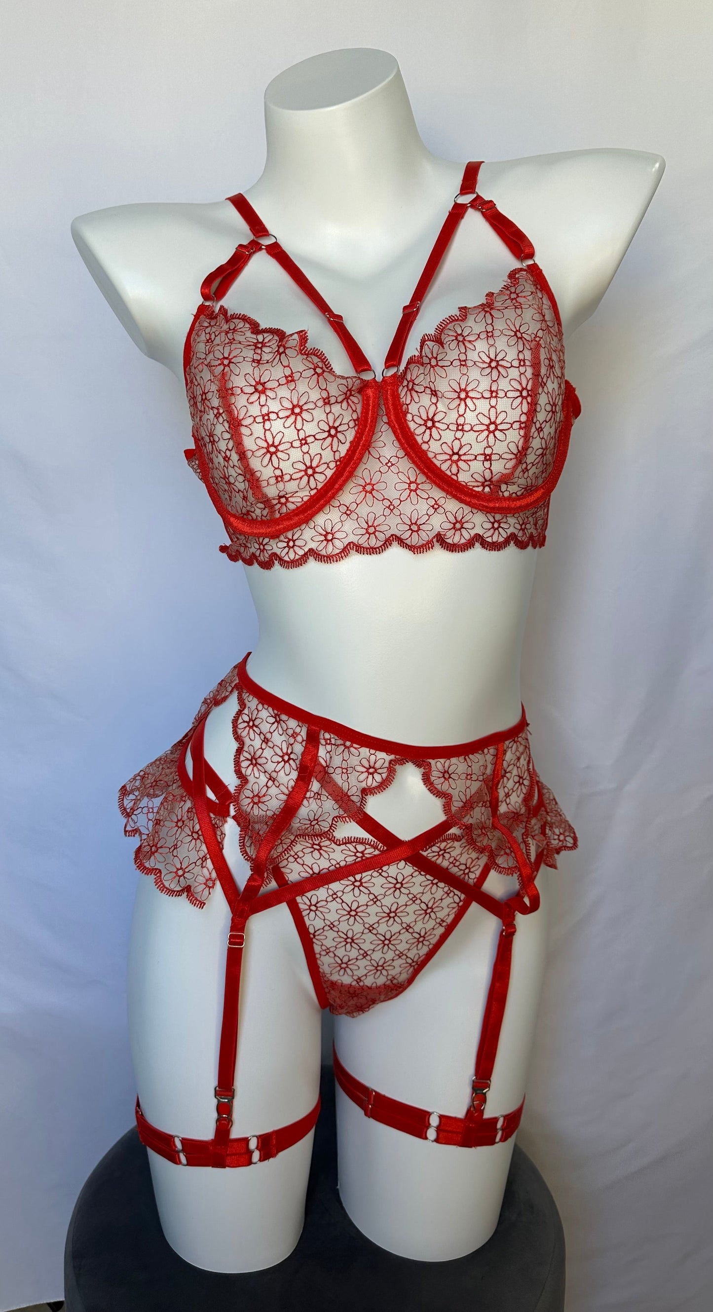 Lencería de encaje floral con delicados bordes elegantes 2025070