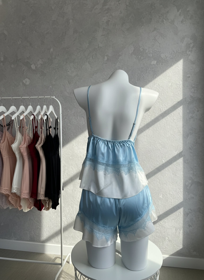 Pijama satinado con encaje delicado y caída suave