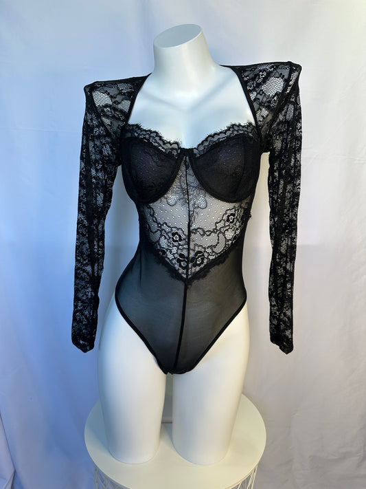 Body de encaje transparente con detalles florales y corte ajustado