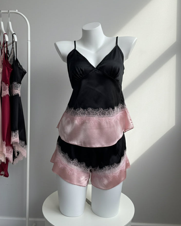 Pijama satinado con encaje delicado y caída suave