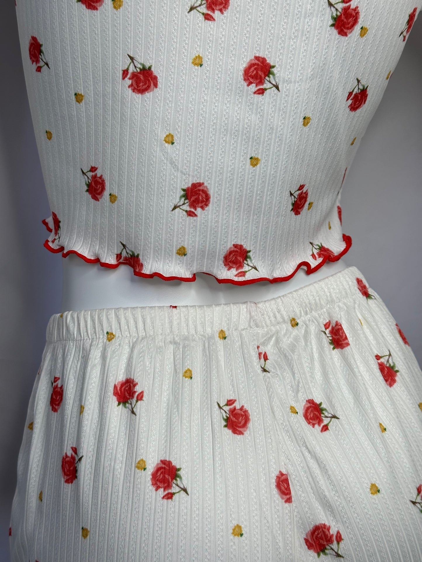 Pijama suave con estampado dulce y detalles delicados