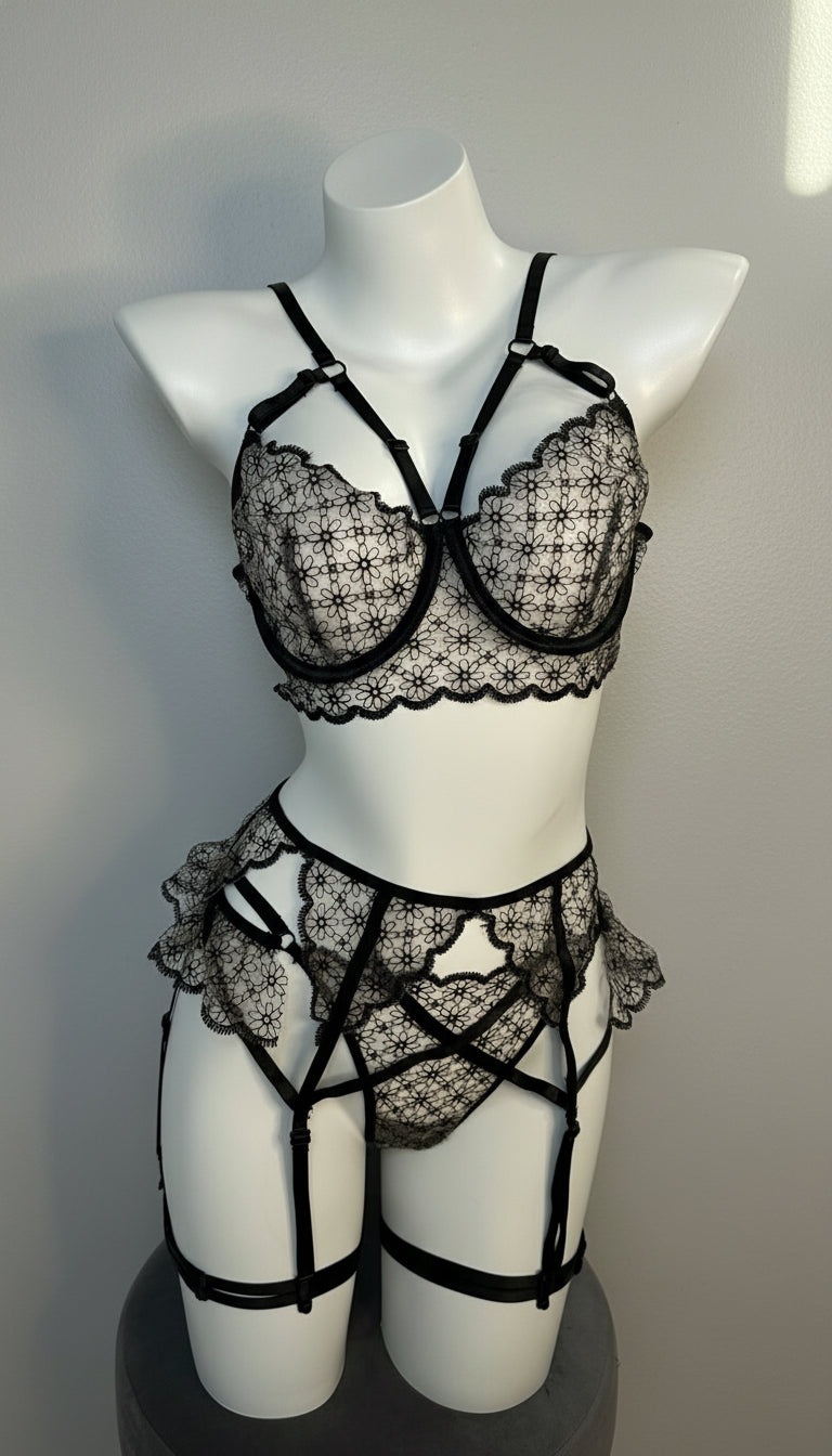 Lencería de encaje floral con delicados bordes elegantes 2025070