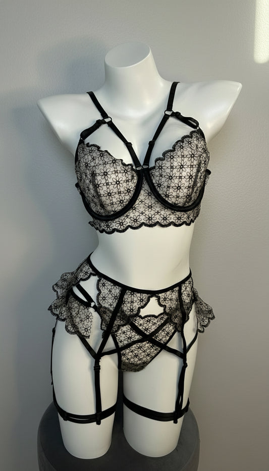 Lencería de encaje floral con delicados bordes elegantes 2025070