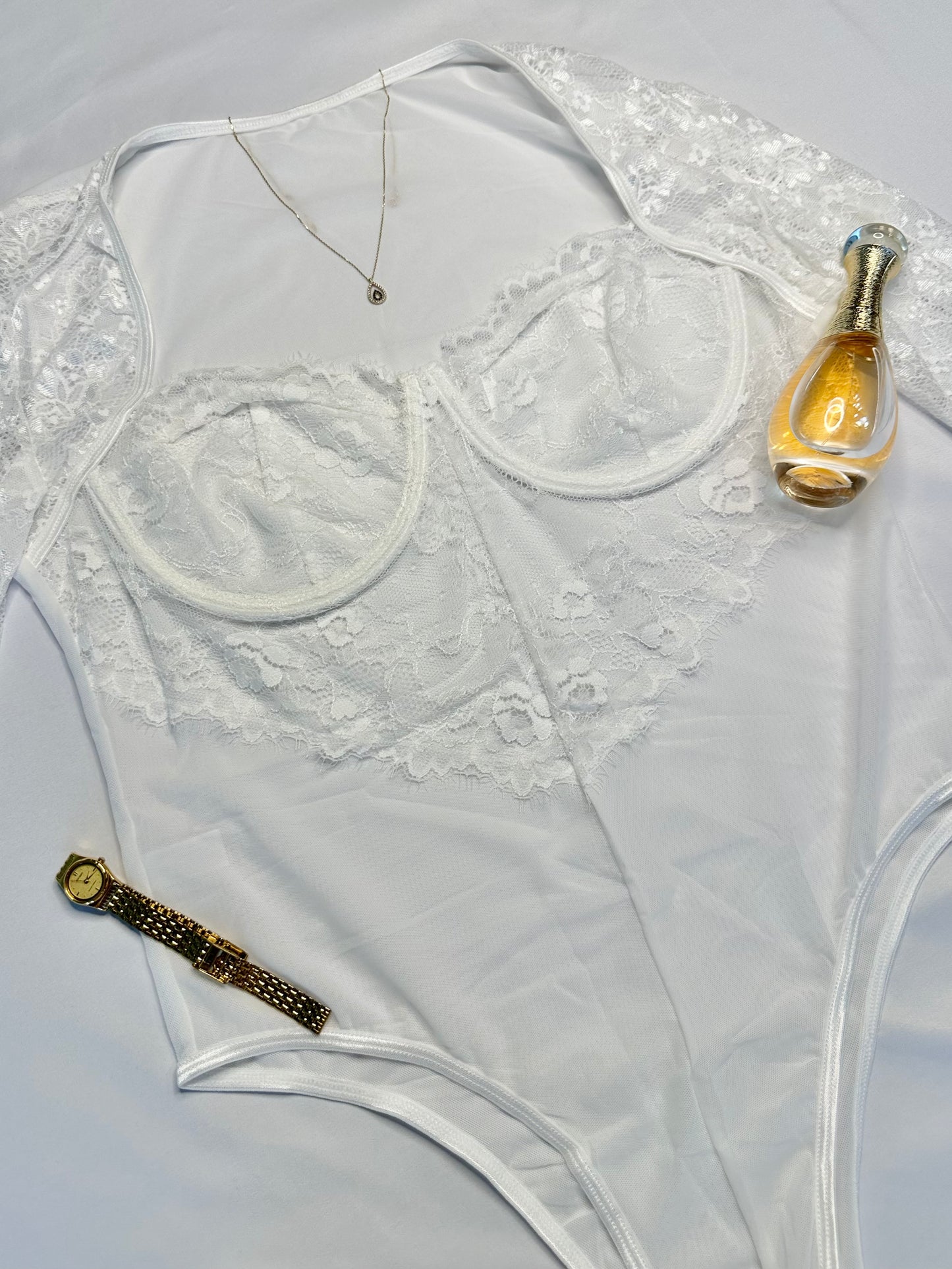 Body de encaje transparente con detalles florales y corte ajustado