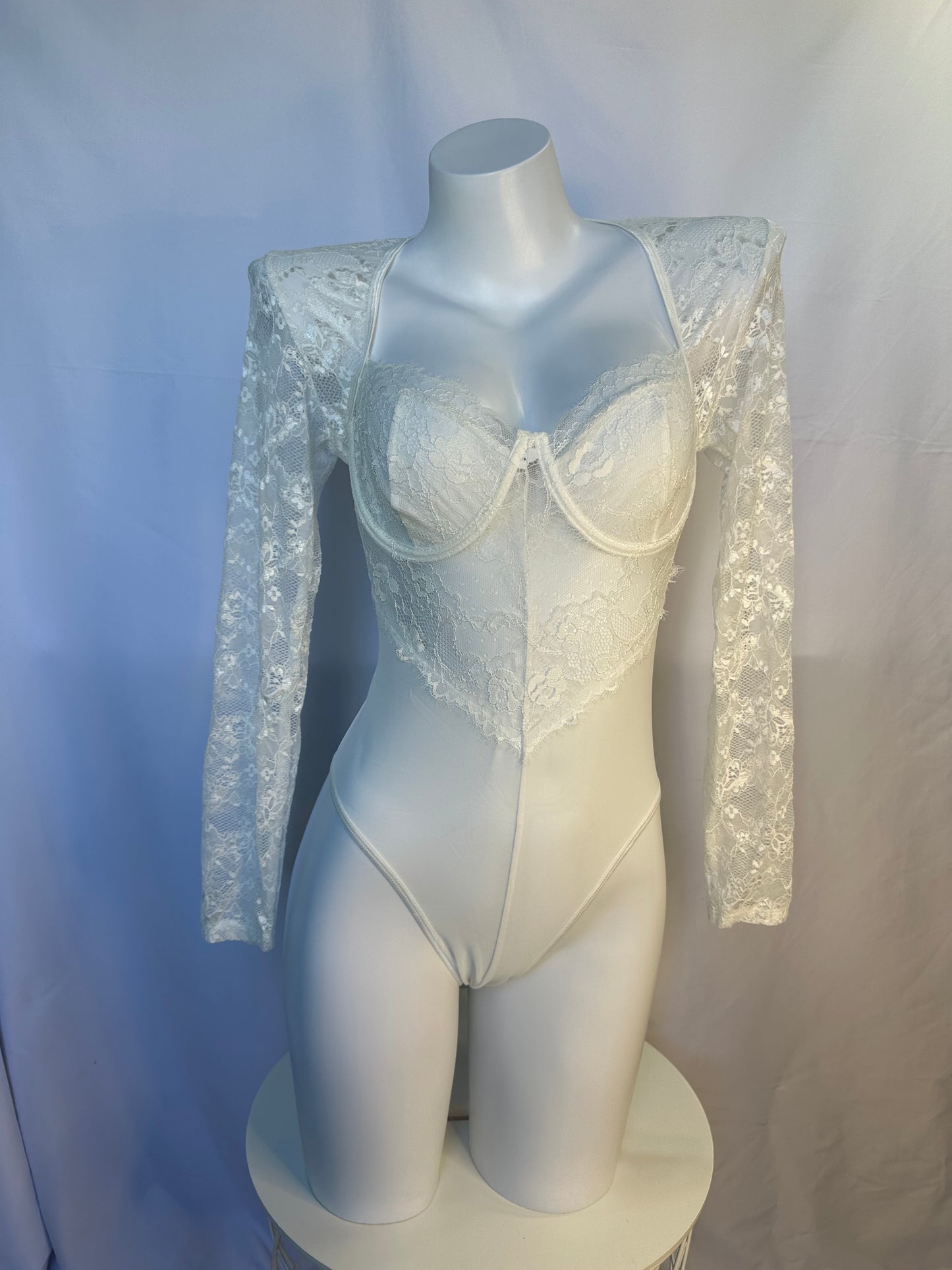 Body de encaje transparente con detalles florales y corte ajustado