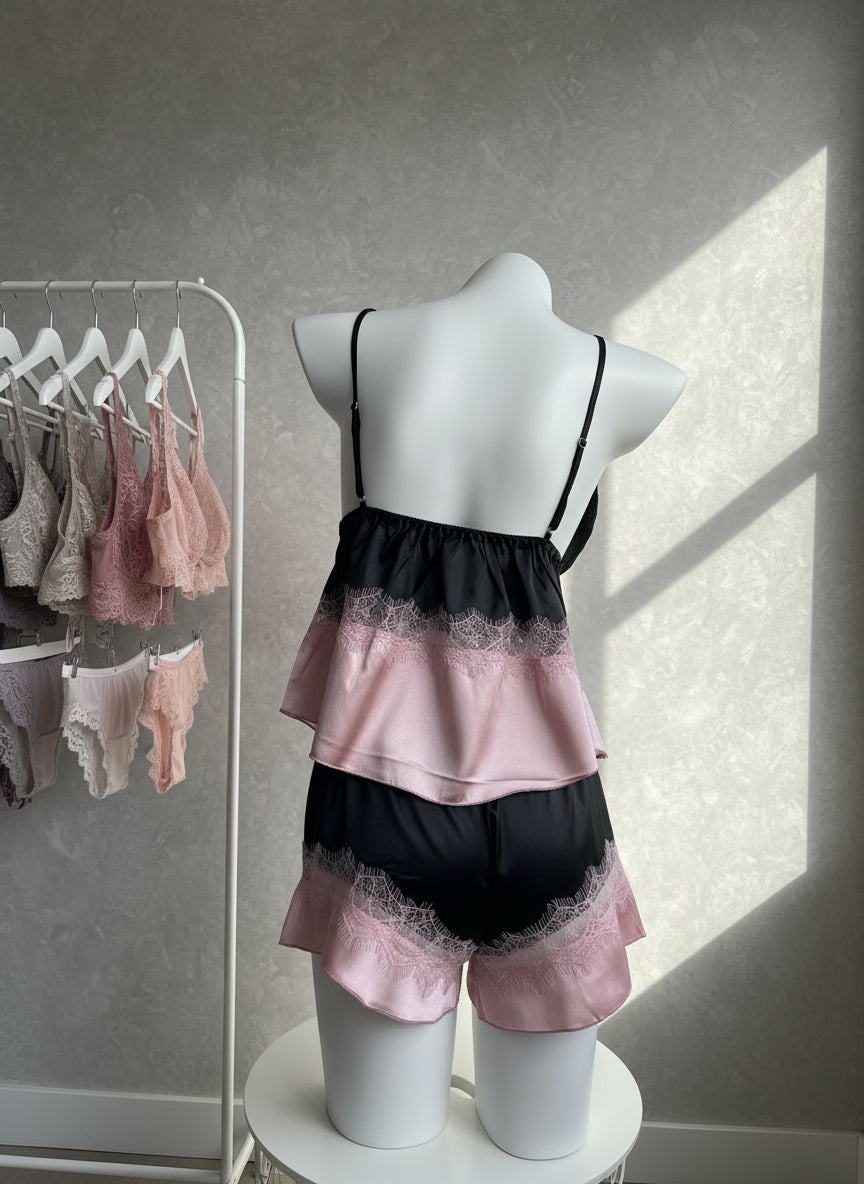 Pijama satinado con encaje delicado y caída suave