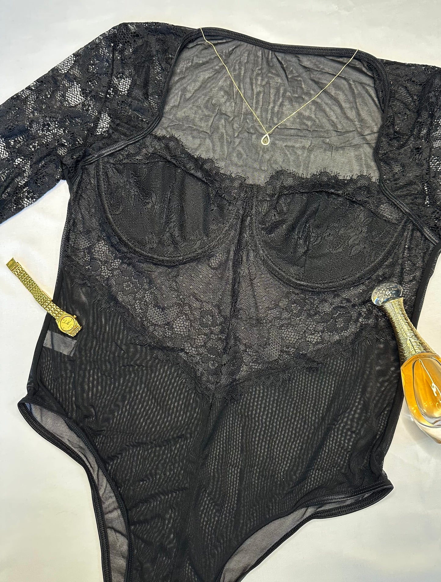 Body de encaje transparente con detalles florales y corte ajustado