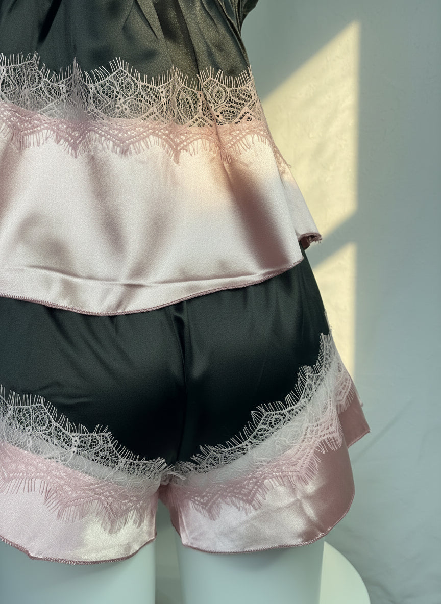 Pijama satinado con encaje delicado y caída suave