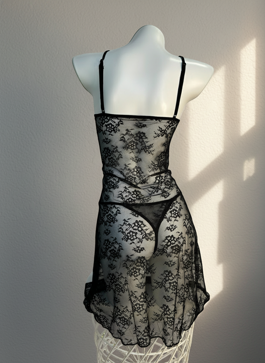 Lencería de encaje transparente con diseño floral elegante