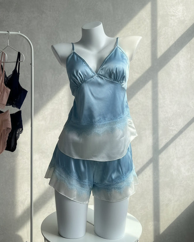 Pijama satinado con encaje delicado y caída suave